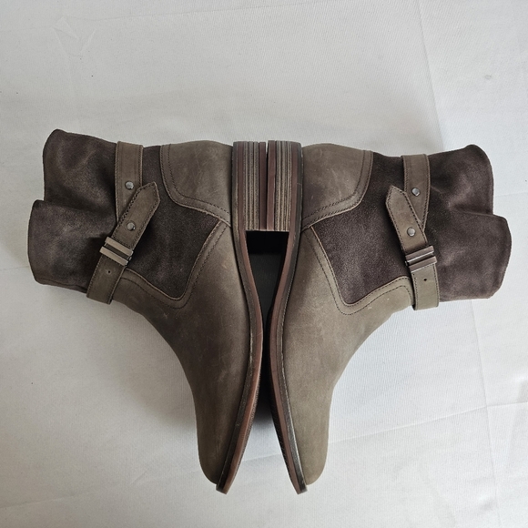 Clarks Collection Camzin Strap Ankle Boots Size 10W Taupe Leather Comfort Bootie - Picture 7 of 14